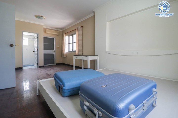 *****บ้านเดี่ยวมือสอง ม.บ้านภาณุ ปิ่นเกล้า-ตลิ่งชัน เนื้อที่กว้างขวางเกือบ 58 ตร.ว. ฟังก์ชัน 3 ห้องนอน 3 ห้องน้ำ ที่จอดรถ 2 คัน บ้านหลังใหญ่ สภาพสสวยงาม ตั้งอยู่ใกล้ทะเลสาบส่วนกลางของหมู่บ้าน การเดินทางสะดวกสบาย เชื่อมต่อถนนกาญจนาภิเษก ใกล้รถไฟฟ้าสายสีน้ำเงิน "สถานีแยกไฟฉาย" และทางด่วน "ศรีรัช" จองเลยวันนี้!